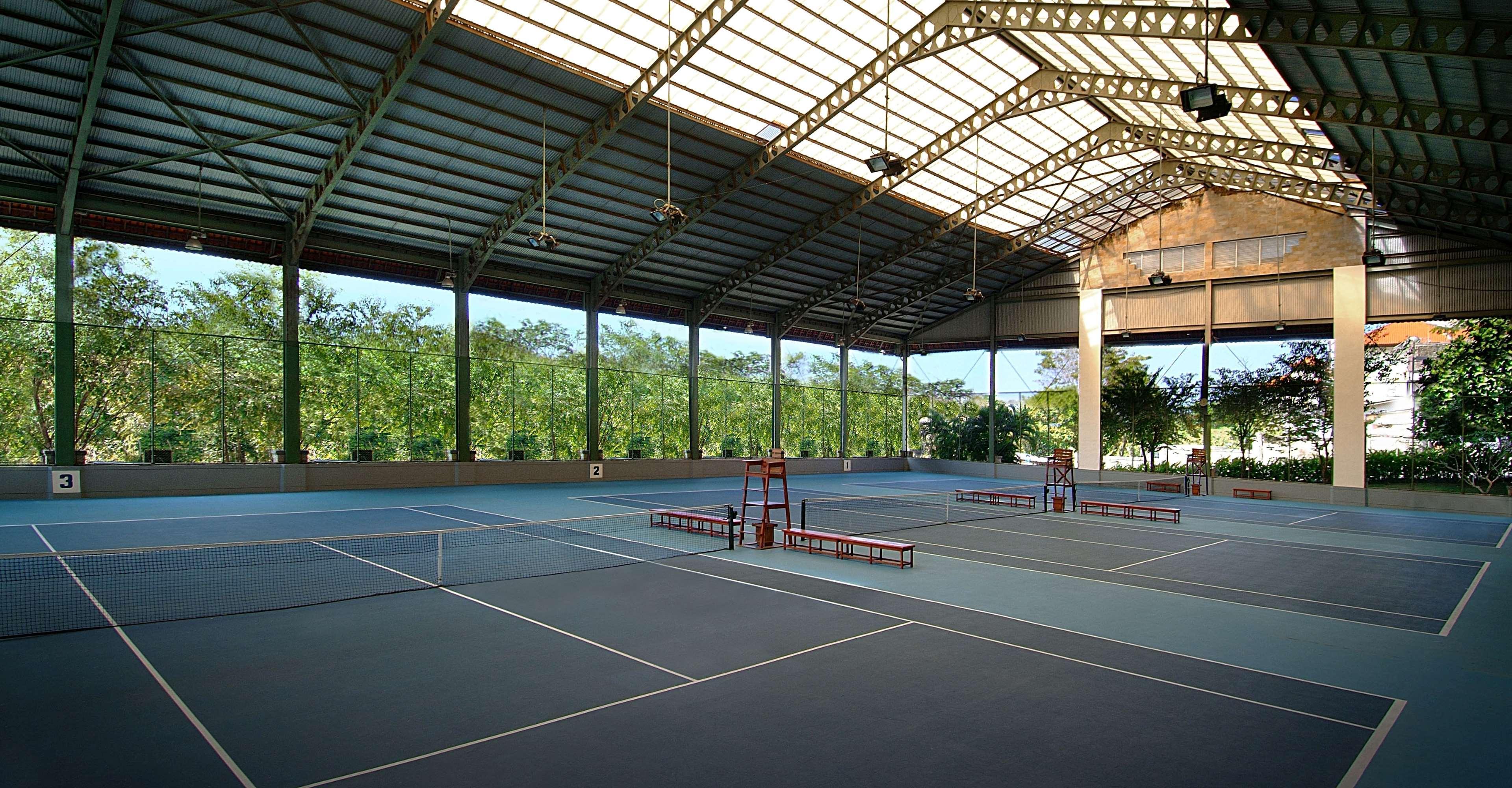 巴厘岛希尔顿度假村 努沙杜瓦 外观 照片 The indoor tennis courts at the River Oaks Tennis Club