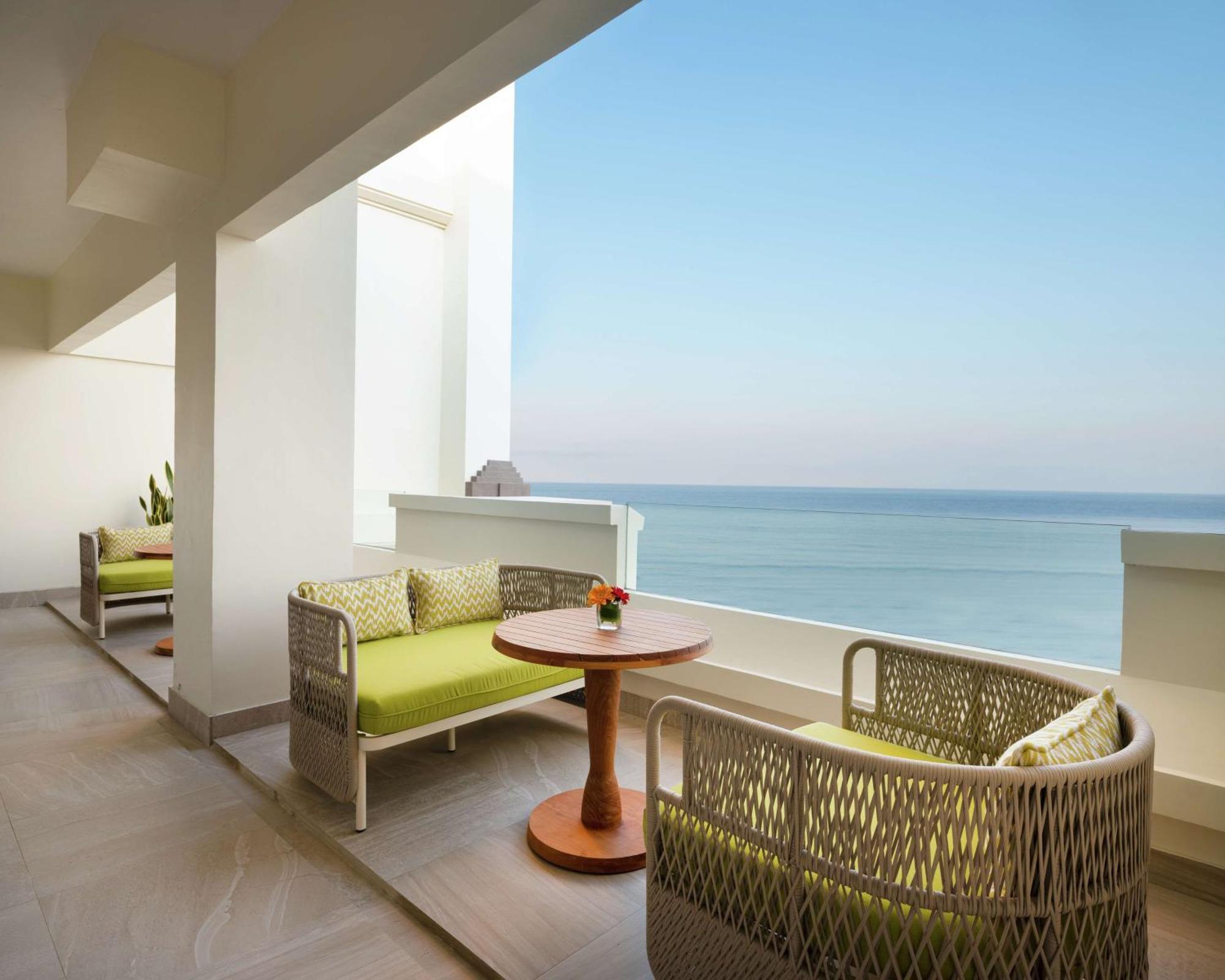 巴厘岛希尔顿度假村 努沙杜瓦 外观 照片 A balcony at the hotel