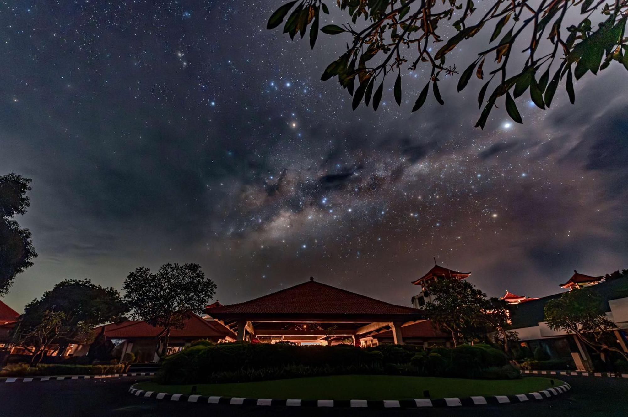 巴厘岛希尔顿度假村 努沙杜瓦 外观 照片 The Milky Way over the hotel